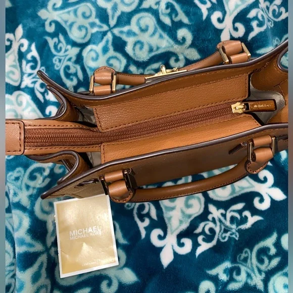 Michael Kors Hamilton Handbag. - Picture 3 of 8